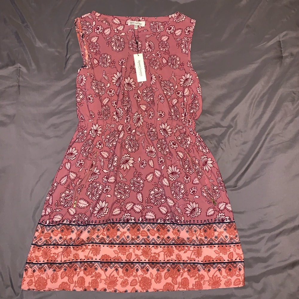 Sleeveless dress with pockets